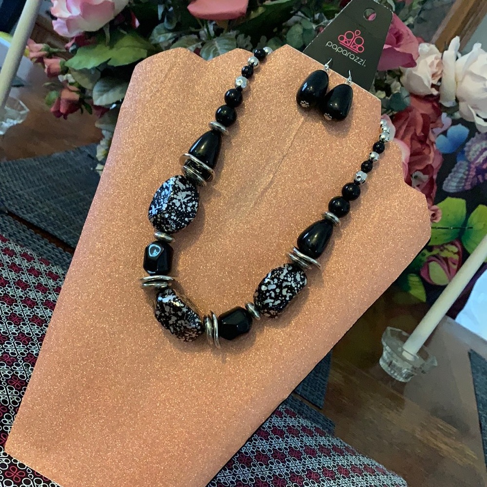 Paparazzi Necklace and Earrings Set